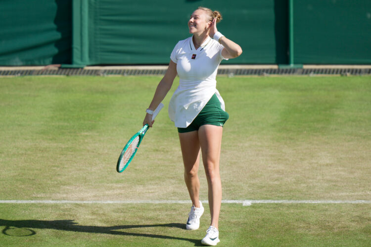Anisimova avoids upset in London